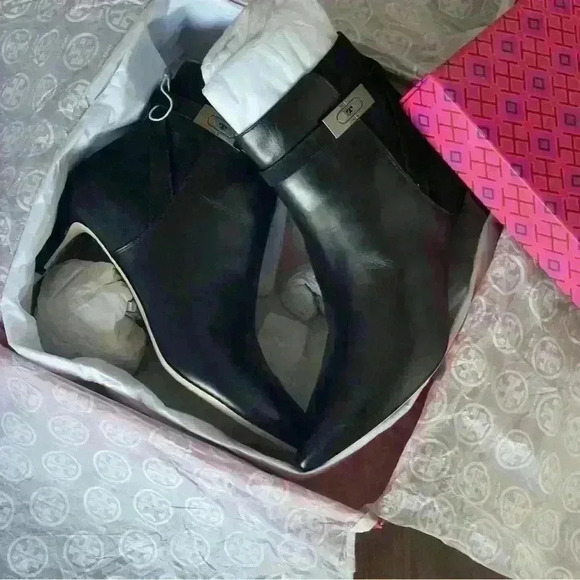 Tory Burch Ankle boot whit logo T hardware logo size 9 color black .worn once - Picture 5 of 9
